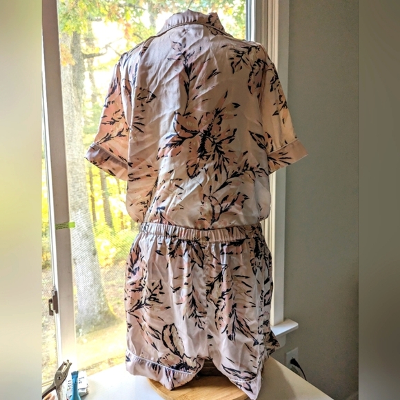 House of Harlow 1960 Tropical Pajama Set - Picture 3 of 11